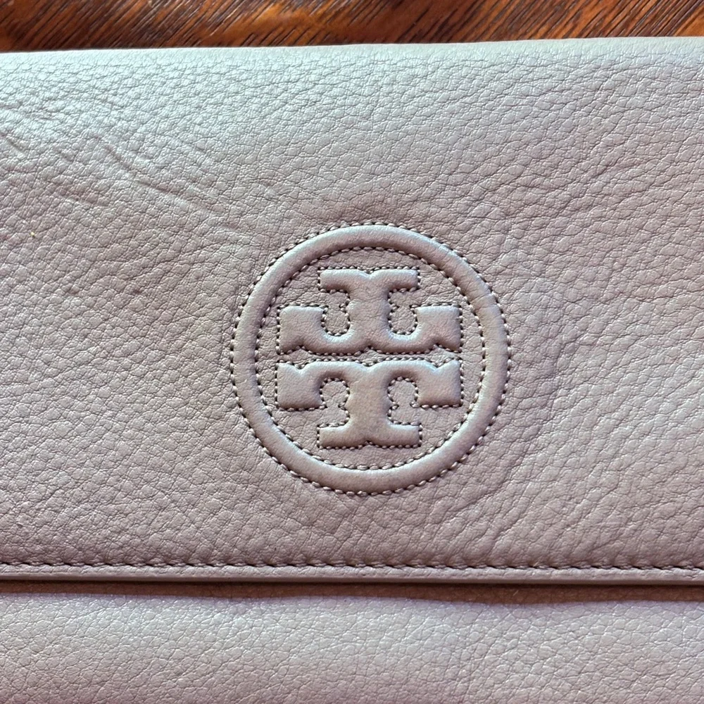 Tory Burch beige Leather Crossbody Bag with Goldtone Very Good Condition